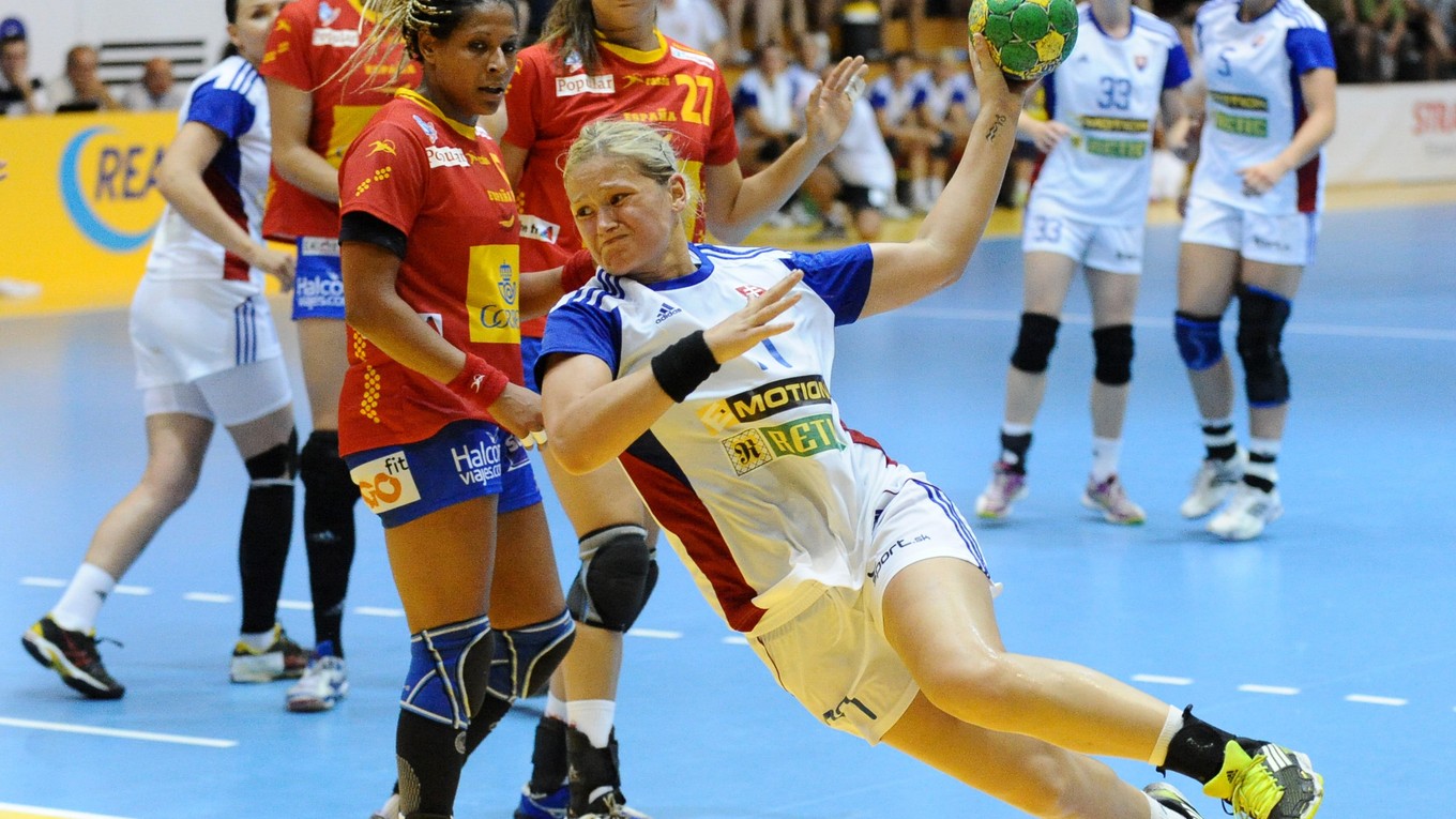 Horňáková (s loptou) ukončila kariéru.