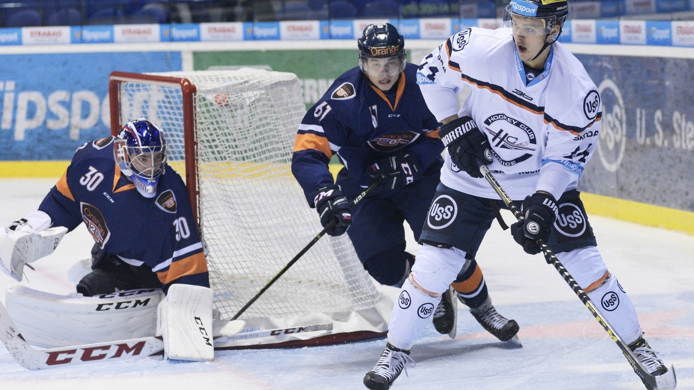 Hráč Košíc Tomáš Hričina (vpravo) sa pokúša prihrávkou nájsť niekoho zo spoluhráčov pred bránou tímu SR 20.