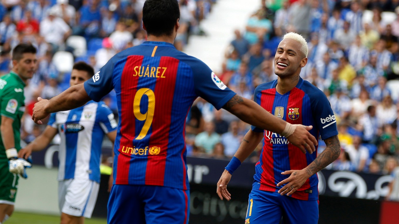 Neymar (vpravo) oslavuje gól do siete Leganés so spoluhráčom Luisom Suárezom.