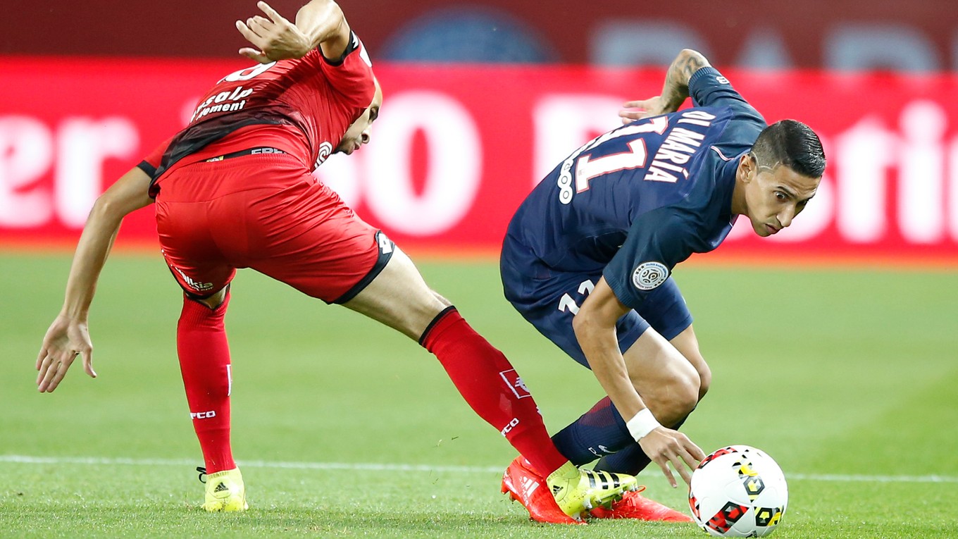 Ángel di María (vpravo) z PSG sa pokúša s loptou preniknúť cez Arnolda Bouku Moutoua.
