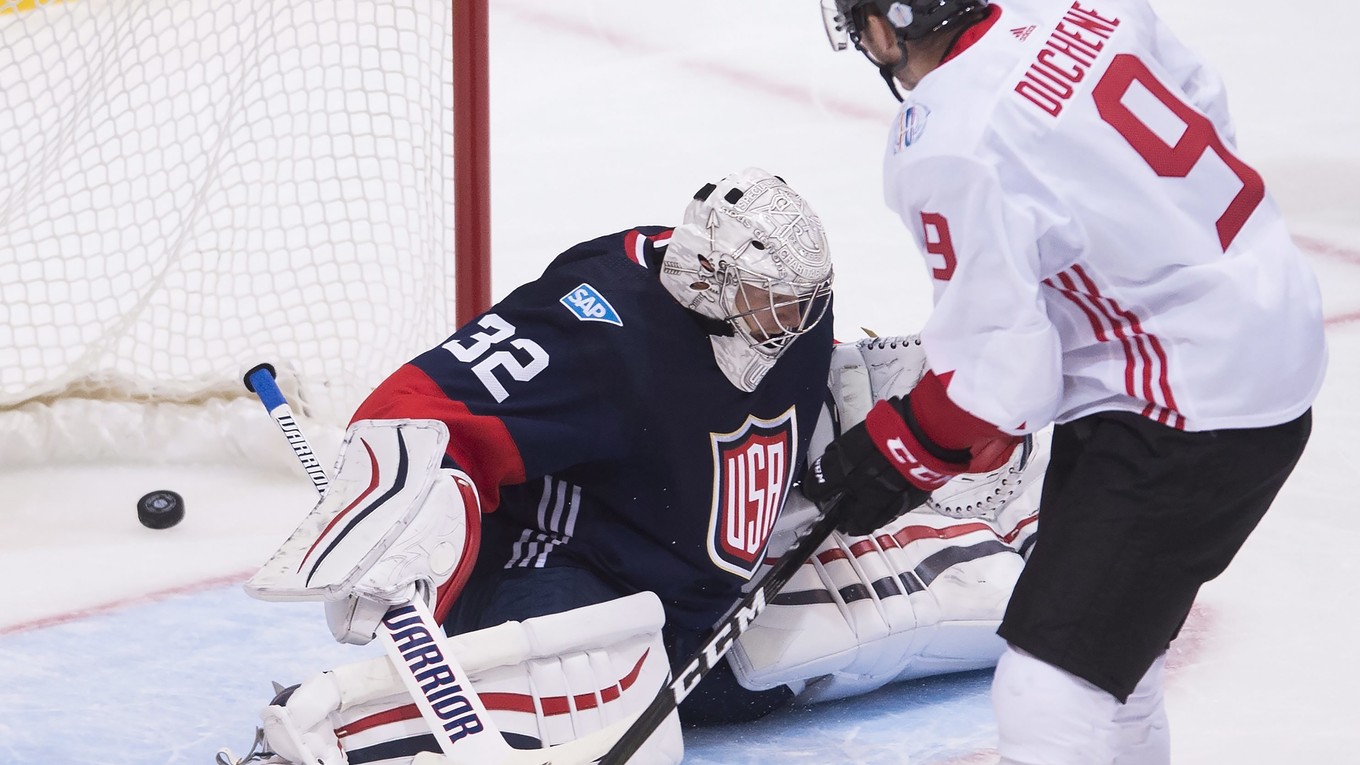 Matt Duchene strieľa jeden zo svojich dvoch gólov do siete USA.