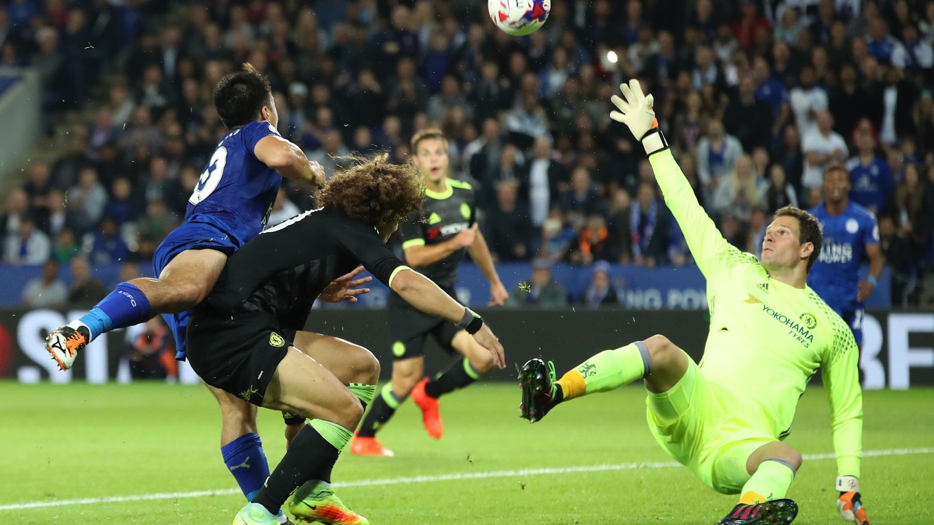 Šindži Okazaki (vľavo) strieľa druhý gól Leicesteru City do siete Chelsea. Napokon klubu na postup ďalej nestačil.