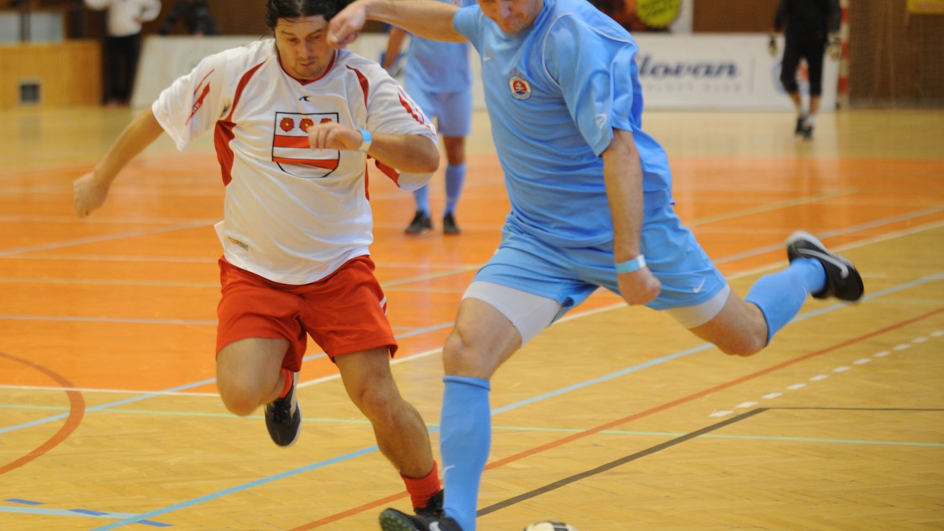 Na snímke z roku 2009 Július Šimon (vpravo) strieľa počas zápasu 14. ročníka futbalového turnaja osobností Westton Cup 2009 v Prešove.