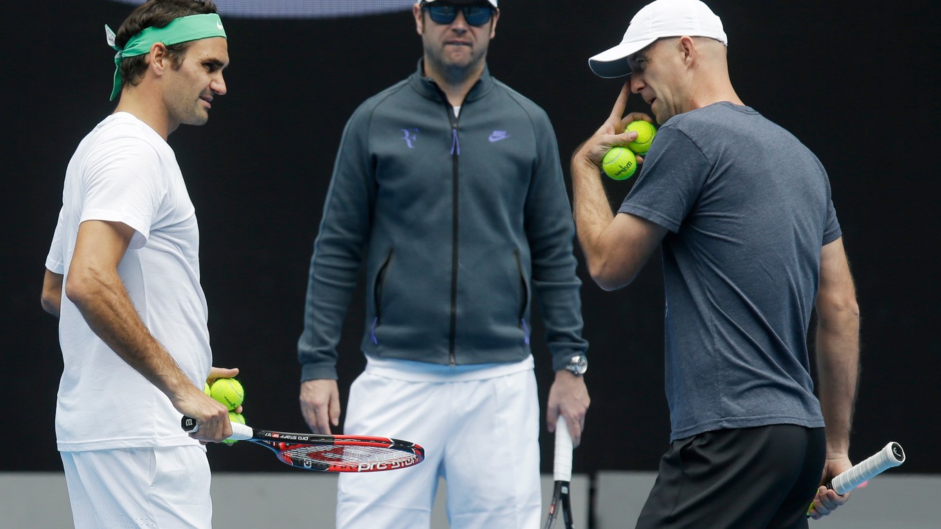 Roger Federer (vľavo) so svojimi trénermi - Lüthim (v strede) a Ljubičičom.