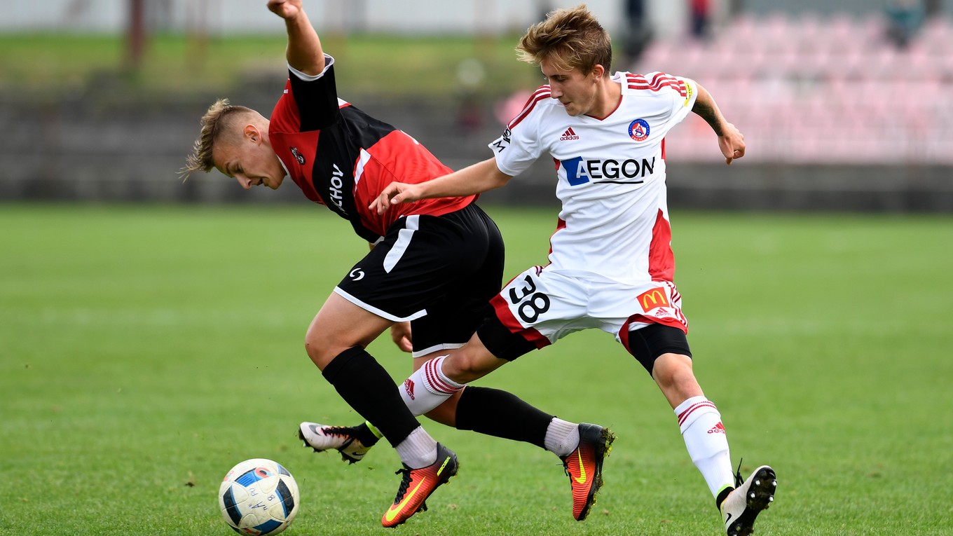 Hráč Púchova Branislav Gamboš (vľavo) a strelec trenčianskeho gólu Filip Halgoš  v zápase 3. kola Slovenského pohára Slovnaft Cup-u.