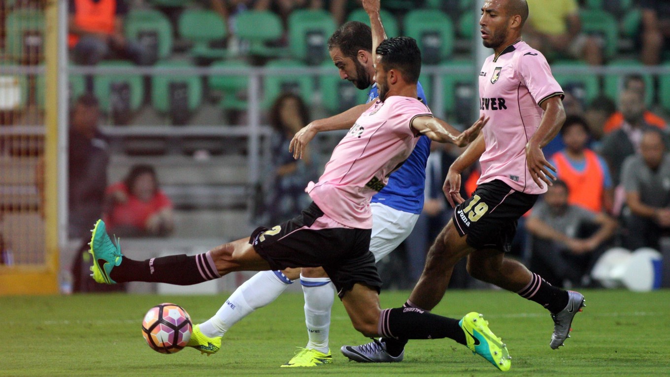 Gonzalo Higuain (v modrom) sa proti Palermu nepresadil. Jeho tím napriek tomu uspel.