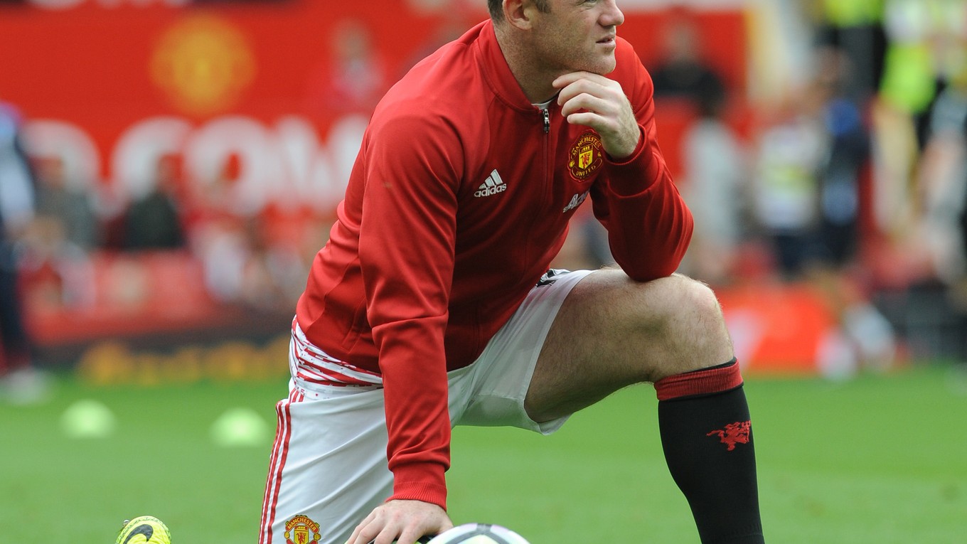 Wayne Rooney počúva kritiku z každej strany. Naposledy ho Mourinho vynechal zo základnej zostavy.