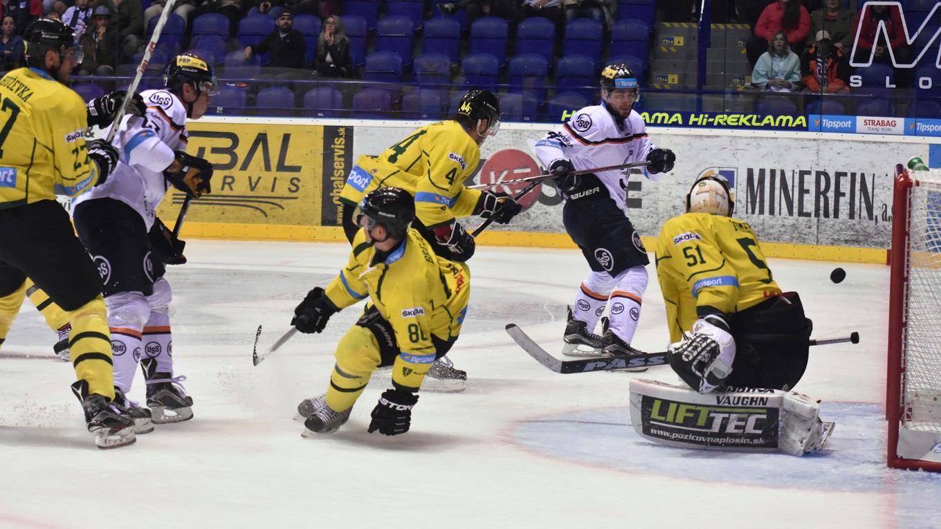 Ladislav Nagy (druhý zľava) strieľa gól do siete žilinského brankára Tomáša Tomeka.