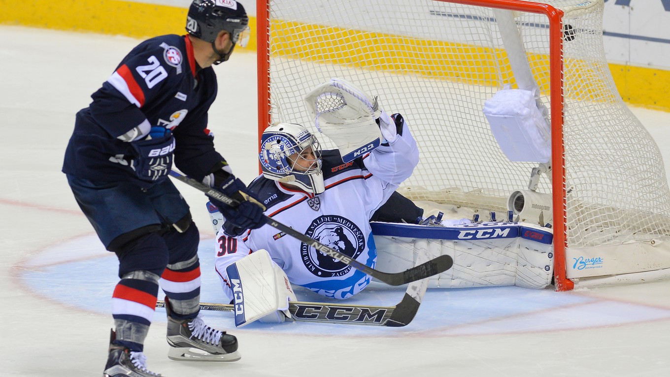 Hráč Slovana Jeff Taffe prekonáva v samostatnom nájazde brankára Medveščaku Záhreb Daniela Taylora. Slovan 17. septembra doma súpera zdolal 3:2 v nájazdovom rozstrele.