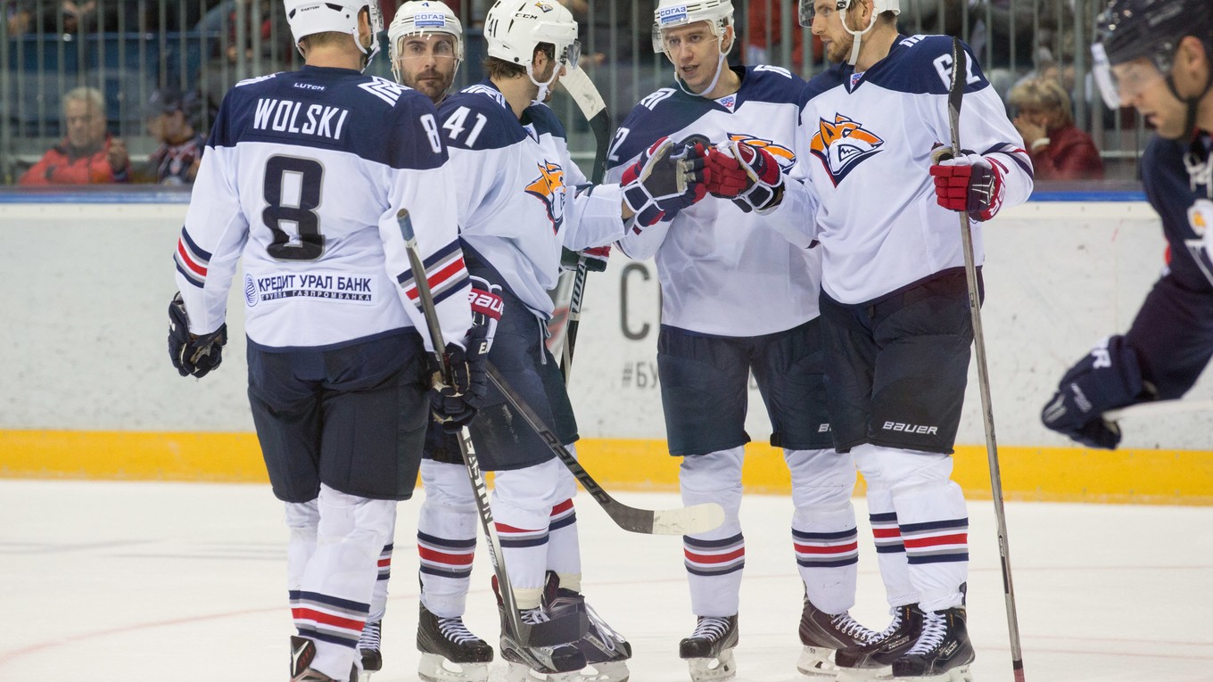 Hokejisti Magnitogorsku sa tešia z gólu.