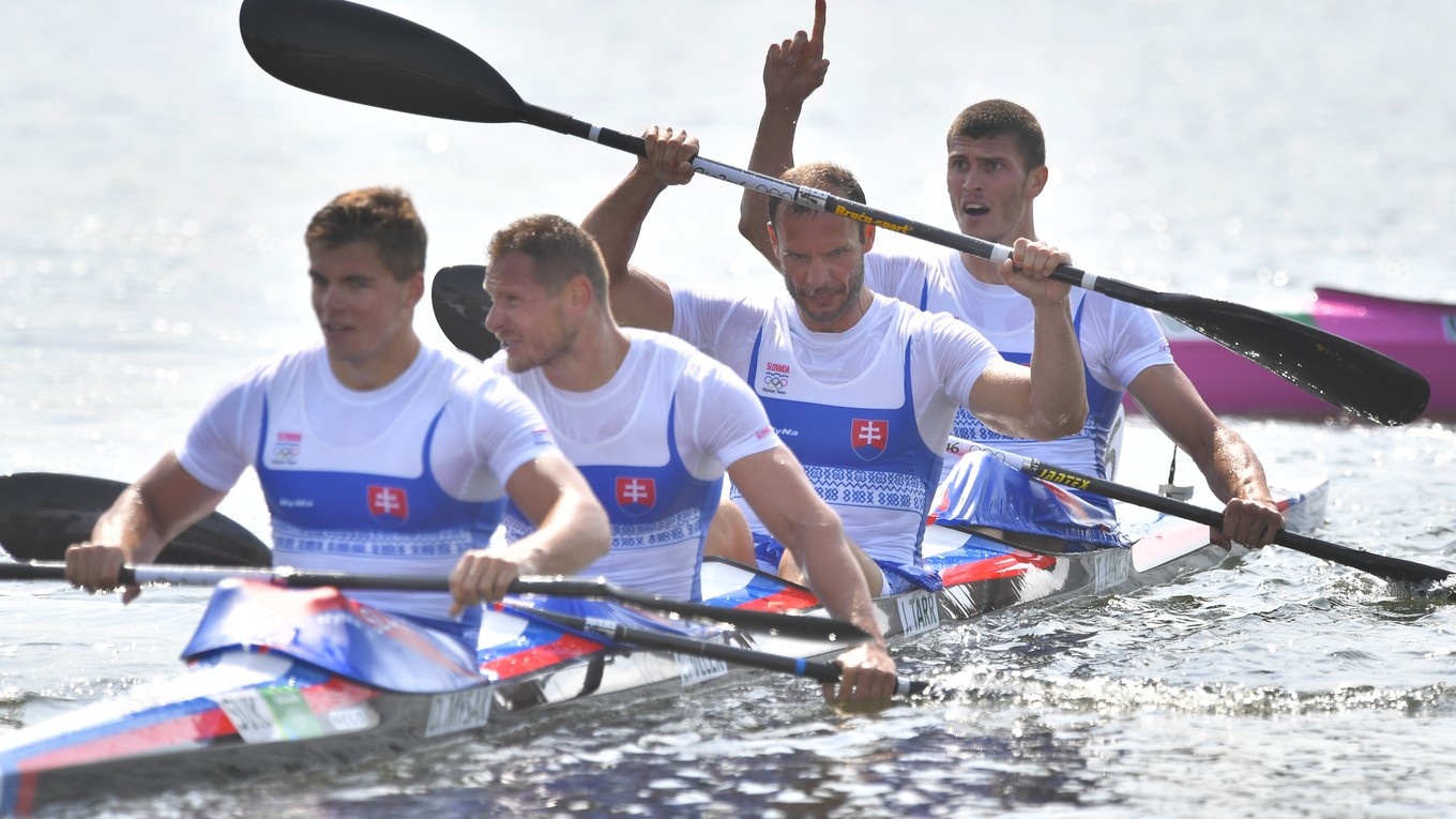 Slovenský štvorkajak v zložení Denis Myšák, Erik Vlček, Juraj Tarr a Tibor Linka sa raduje zo zisku striebra na olympiáde v Riu.