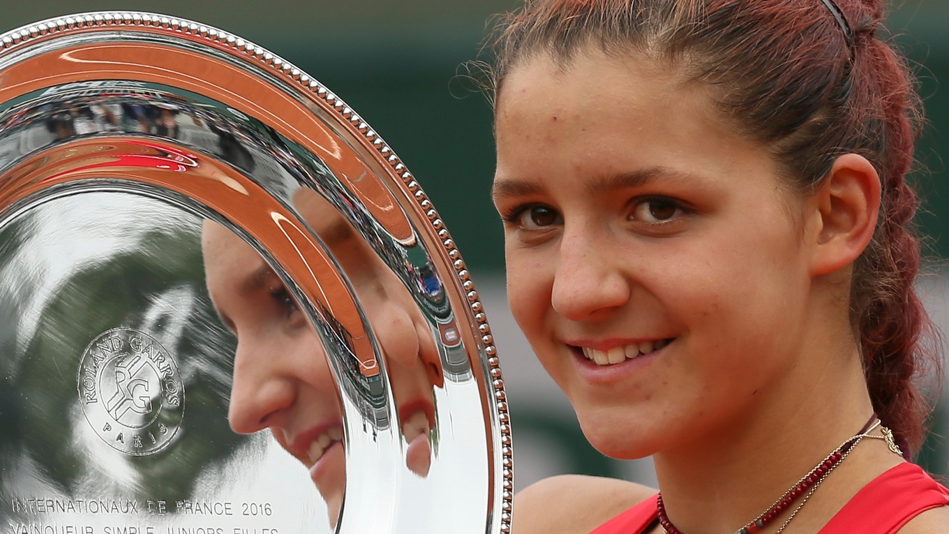 Rebeka Masárová pózuje s trofejou po víťazstve vo finále juniorskej dievčenskej dvojhry na grandslamovom turnaji Roland Garros 2016.