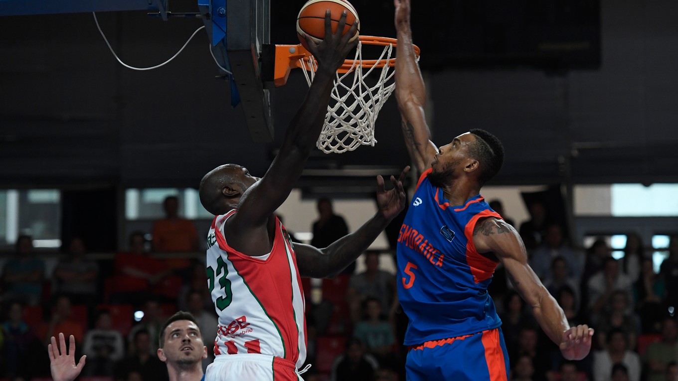 Na kôš zakončuje basketbalista Prievidze Derrick Caracter.