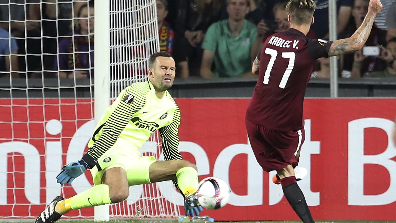 Václav Kadlec strieľa svoj druhý gól do siete Interu Miláno.