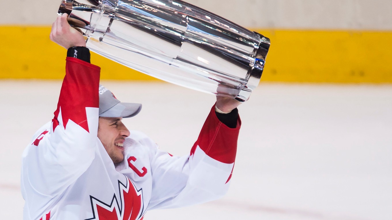 Sidney Crosby s trofejou pre víťaza Svetového pohára v hokeji.