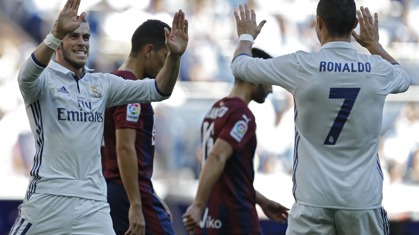 Gareth Bale (vľavo) sa teší z vyrovnávajúceho gólu v zápase proti Eibaru so spoluhráčom Cristianom Ronaldom.