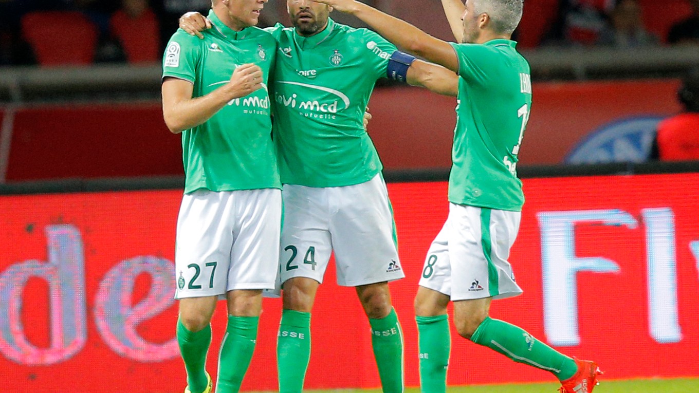 Robert Berič (vľavo) je oporou francúzskeho tímu AS Saint-Étienne.