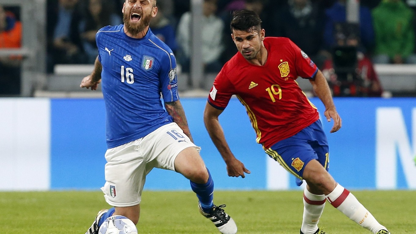 Taliansky hráč Daniele De Rossi (vľavo) bojuje o loptu so Španielom Diegom Costom.