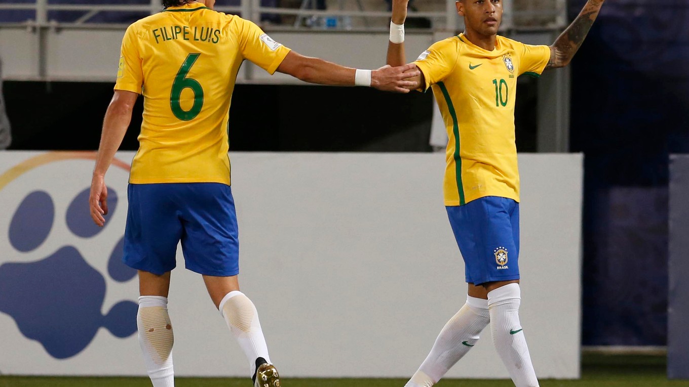 Neymar (vpravo) patrí k lídrom Brazílie.