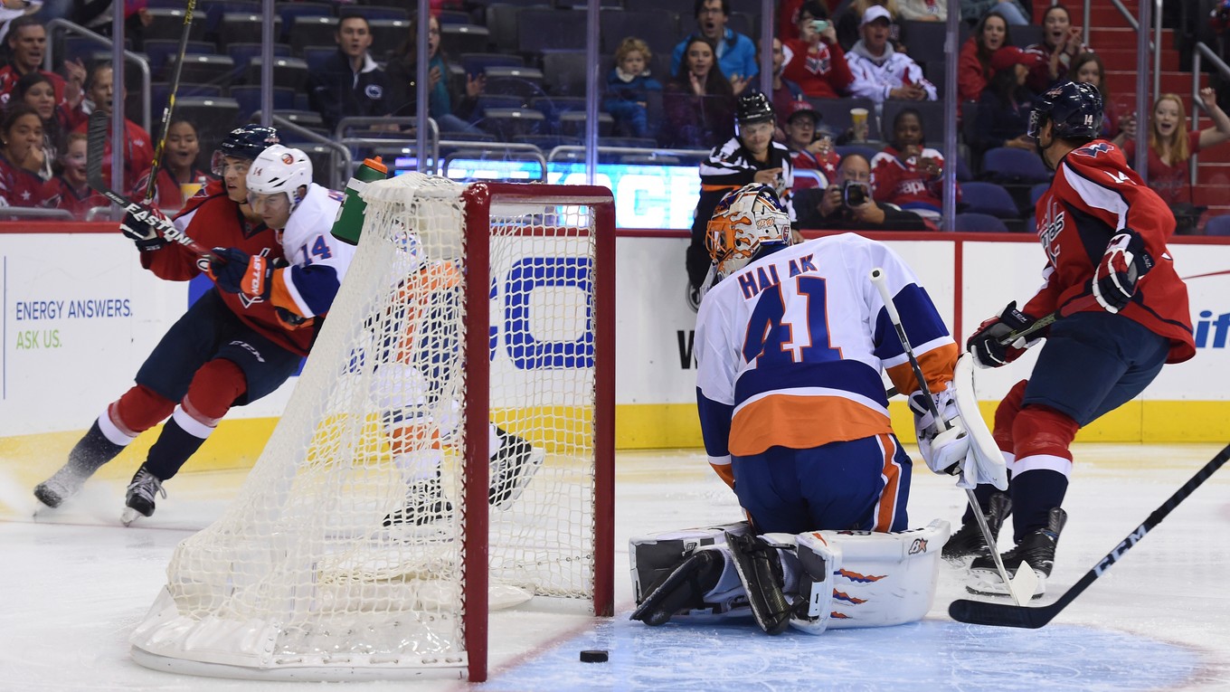Jaroslav Halák inkasuje gól v zápase s Washingtonom. Islanders prehrali 0:4.