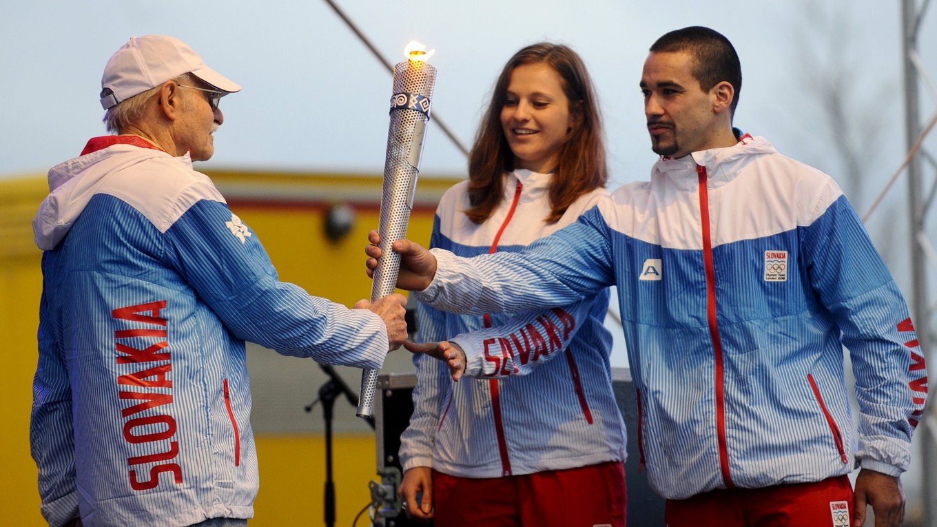 Ján Matocha (vľavo) odovzdáva olympijský oheň v Londýne Danke Bartekovej a Samuelovi Piaseckému.