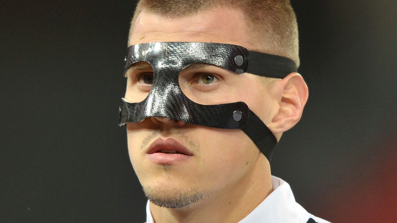 Martin Škrtel nastúpil v špeciálnej maske.