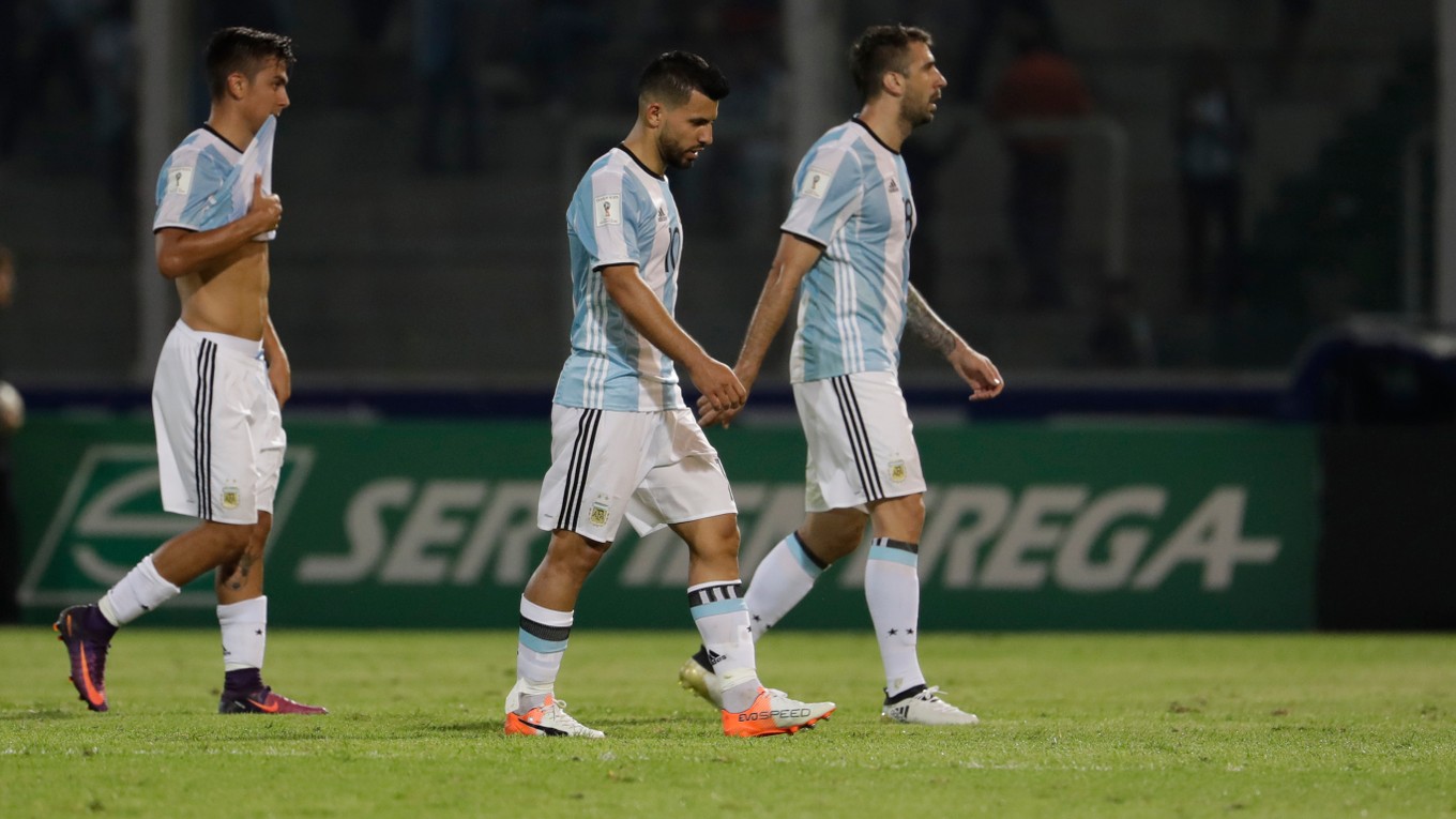 Sklamaní futbalisti Argentíny po prehre s Paraguajom. 