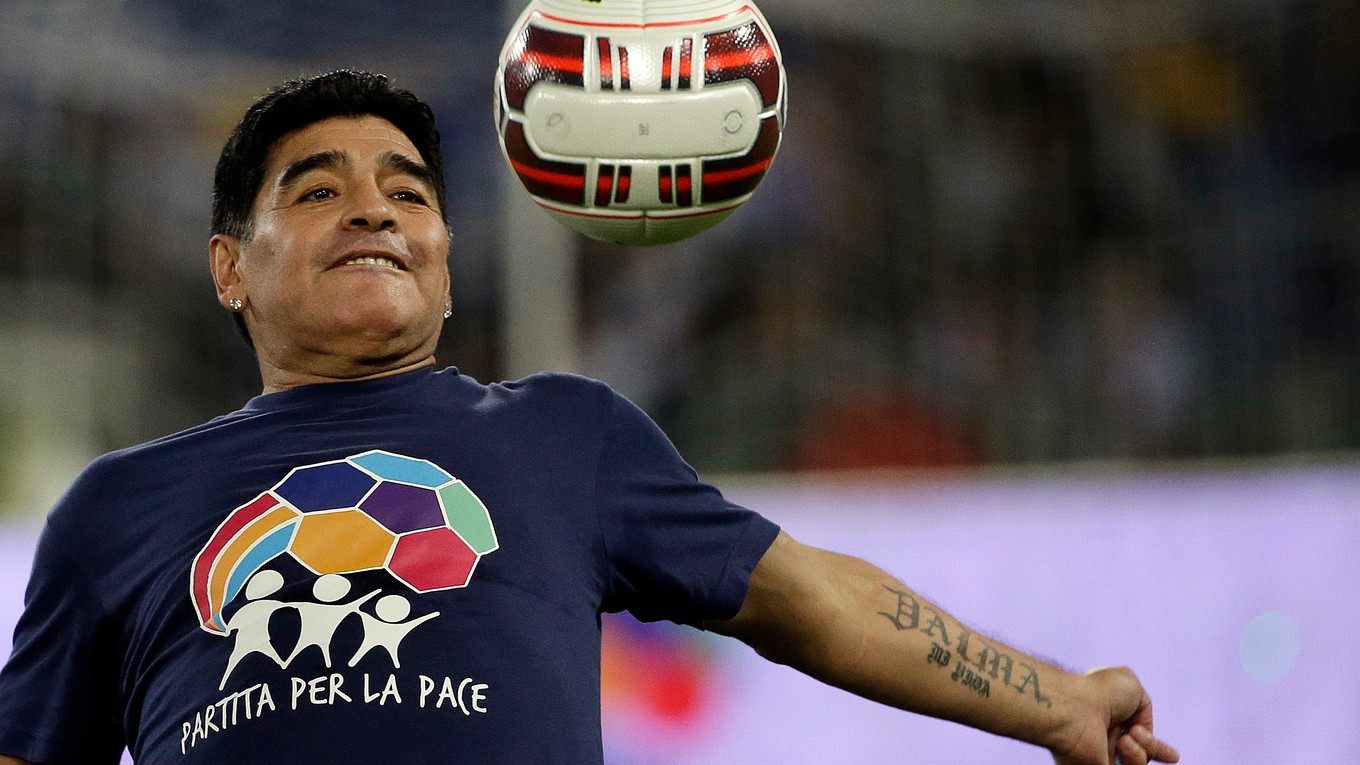 Argentínska futbalová legenda Diego Maradona si zahrá v charitatívnom zápase.