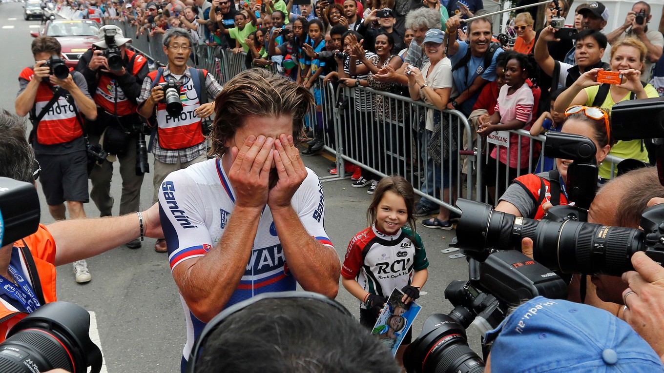 
Momentka z cieľa na MS 2015 v Richmonde. Alisa Sarkisovová túži po autograme šampióna.