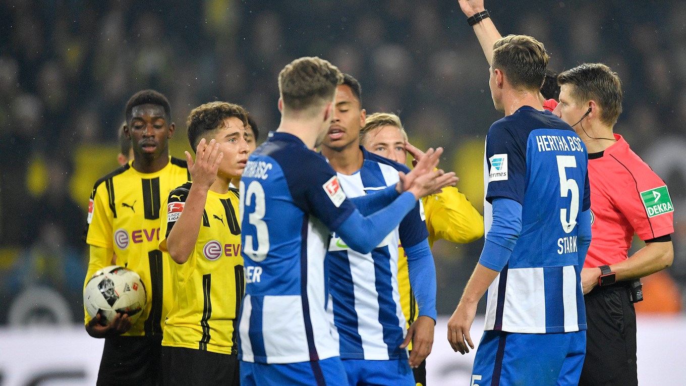 Zápas medzi Dortmundom a Herthou priniesol všetko - dva góly, dve červené karty i nepremenenú penaltu.