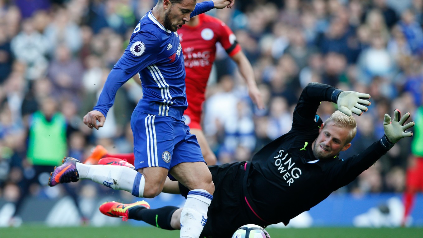Eden Hazard z Chelsea strieľa druhý gól cez brankára Leicesteru City Kaspera Schmeichela.