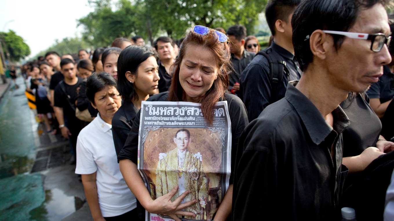 Obyvatelia Thajska smútia za mŕtvym kráľom.