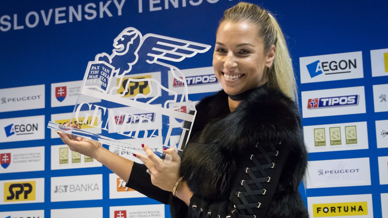 Dominika Cibulková pózuje s trofejou z Linzu.