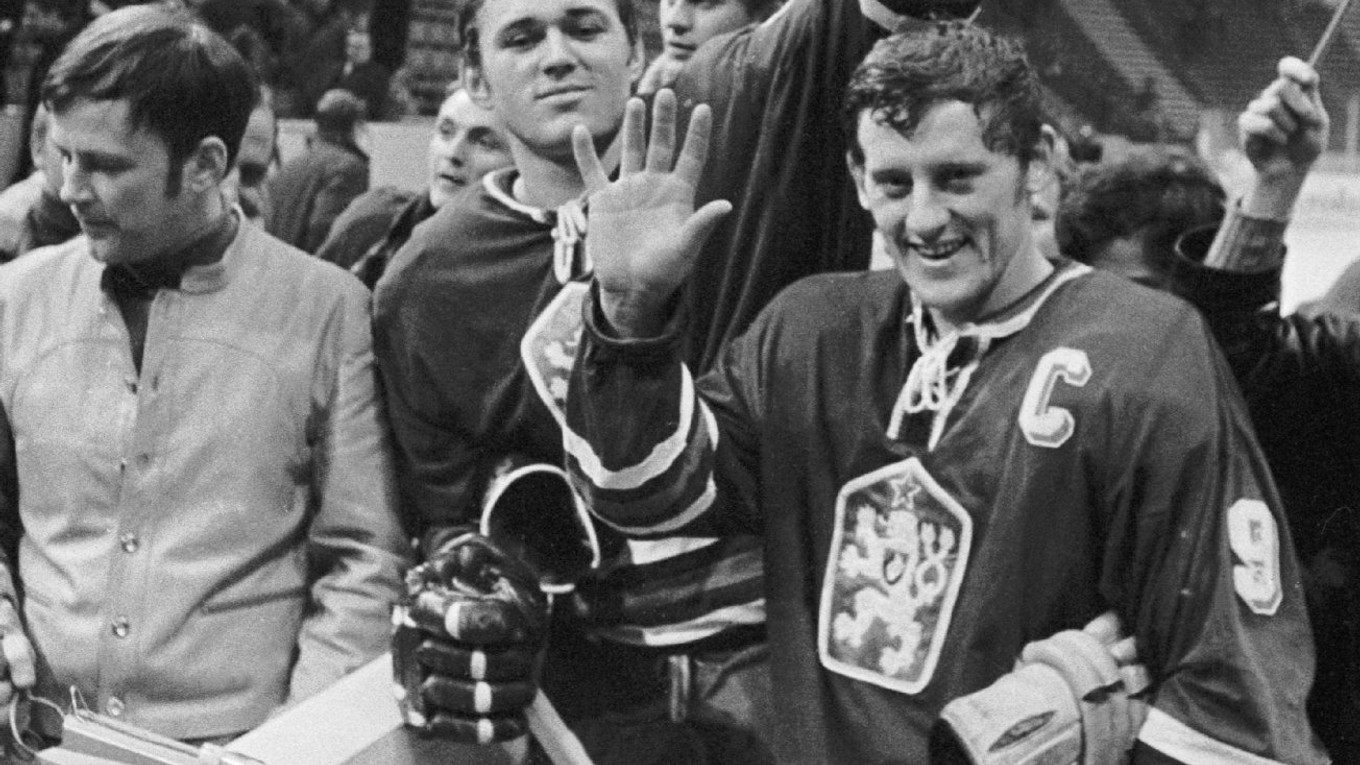 Jozef Golonka (vpravo) po víťazstve nad ZSSR v Štokholme na MS v roku 1969.
