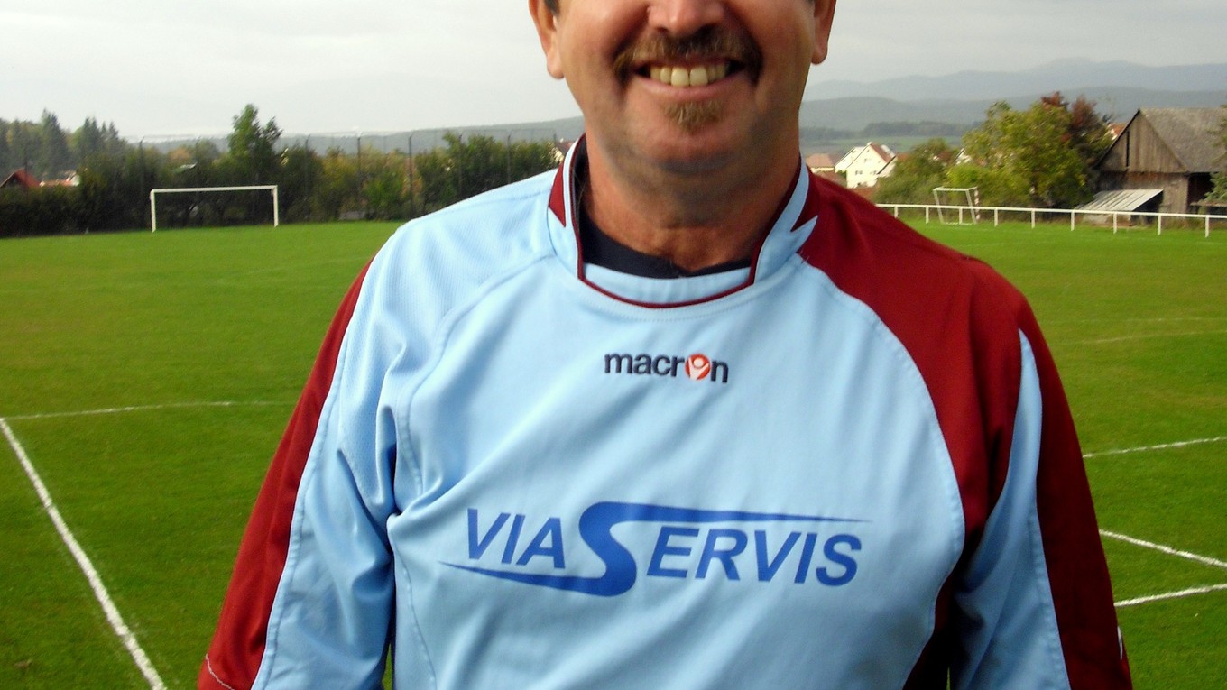 Peter Ďuriš, predseda futbalového klubu vo Veľkej Čause, správca štadióna a na prahu šesťdesiatky aj najstarší aktívny futbalista na hornej Nitre.