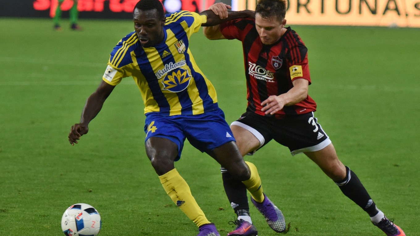 Hráč Trnavy Oliver Janso (vpravo) sa pokúša odzbrojiť od lopty Noeho Ambana z Dunajskej Stredy.