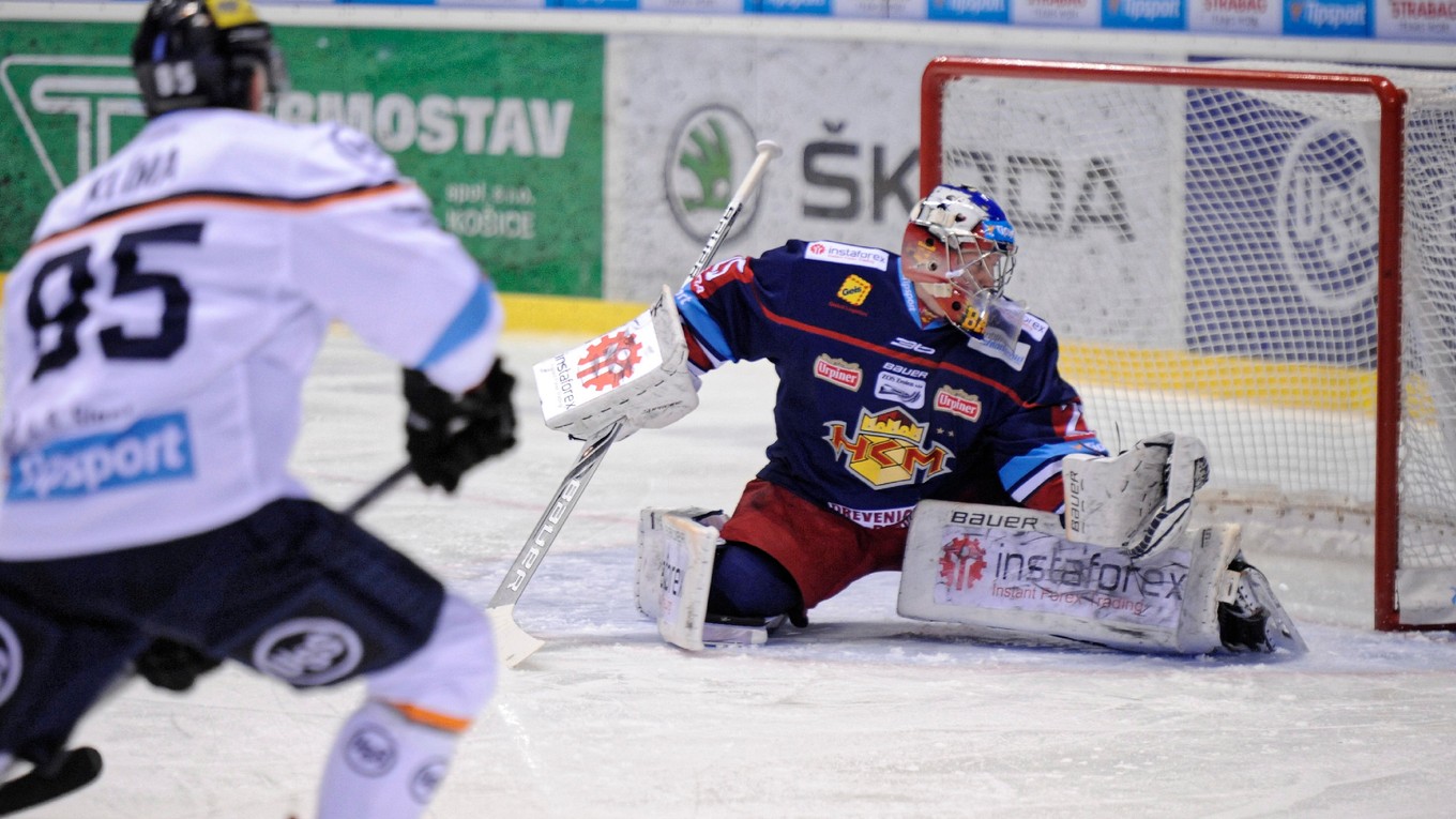 Brankár Zvolena Samuel Baroš zasahuje pri strele Tomáša Klímu z HC Košice.