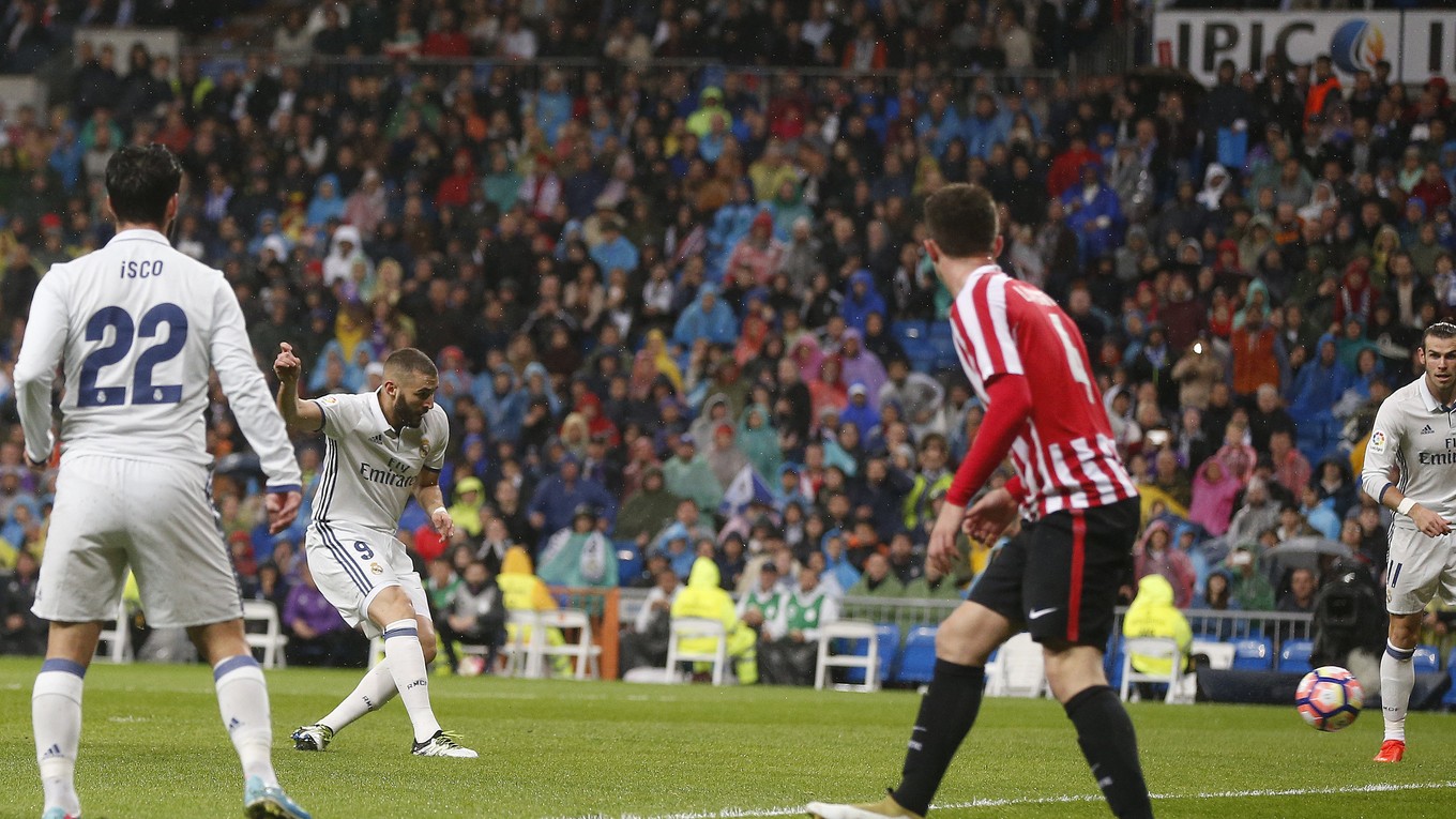 Karim Benzema (druhý zľava) strieľa gól do siete Athleticu Bilbao.