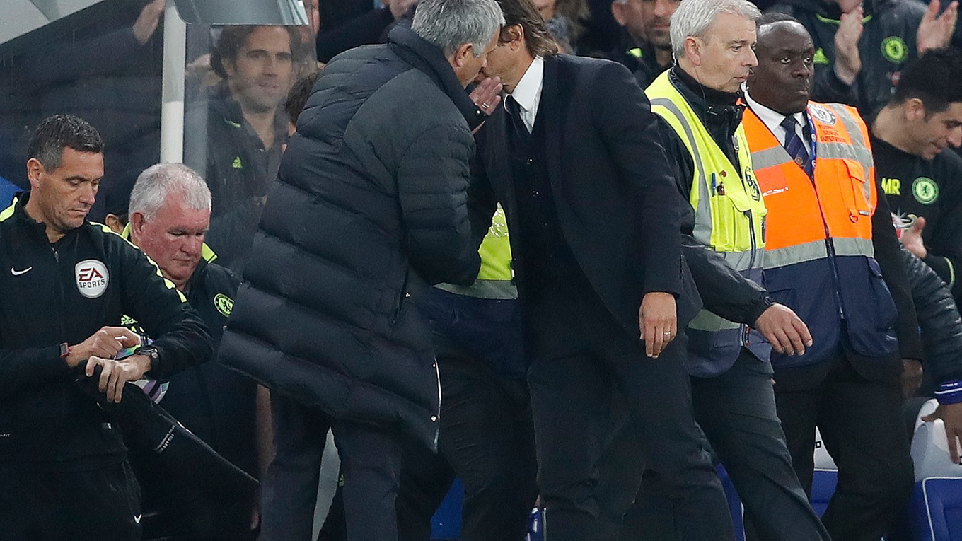 Jose Mourinho po zápase dohovára Antoniovi Contemu.