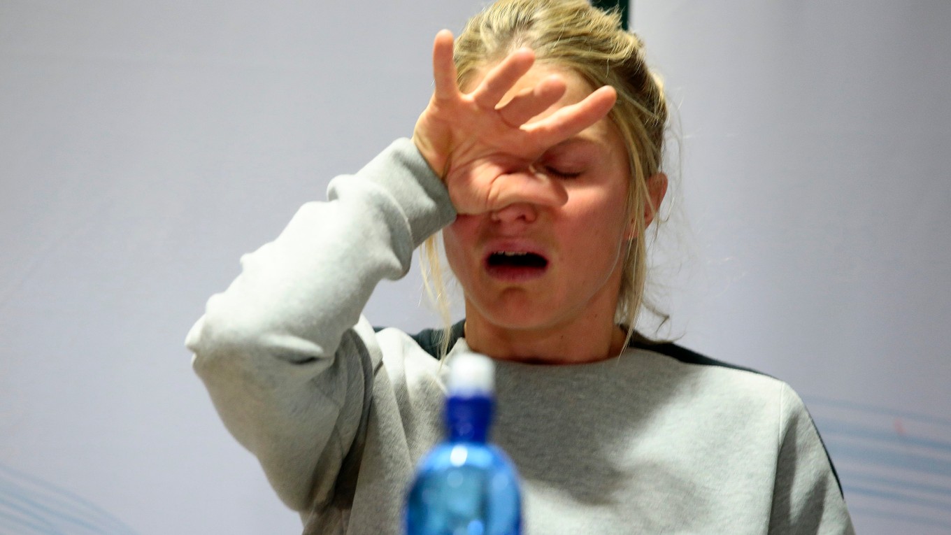 Therese Johaugová mala na tlačovej konferencii slzy v očiach.