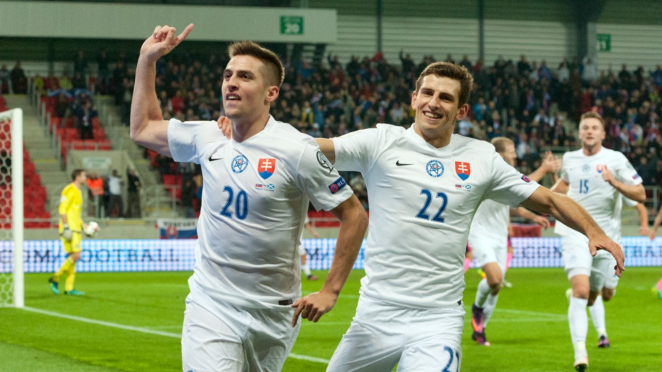 Jakub Holúbek (vpravo) sa teší z gólu Róberta Maka.