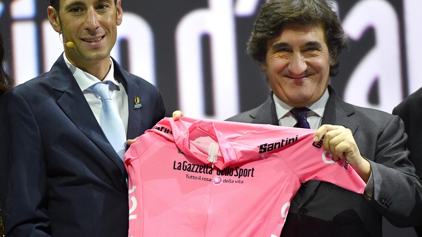 Prezident spoločnosti RCS, ktorá vydáva športový denník Gazzetta dello Sport, Urbano Cairo (vpravo) drží ružový dres víťaza cyklistických pretekov Giro d'Italia, vľavo s ním pózuje tohtoročný celkový víťaz Vincenzo Nibali.