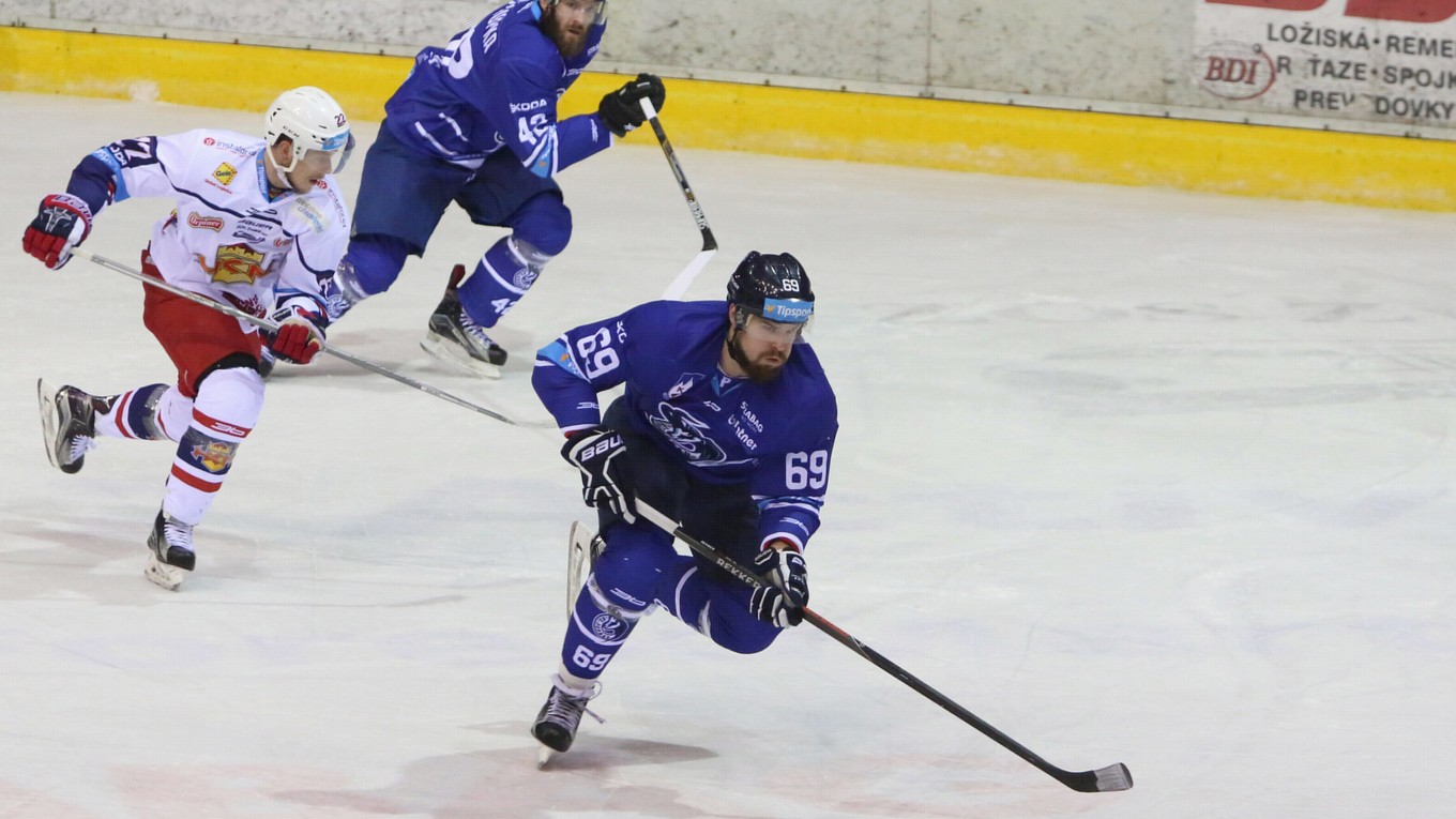 Na snímke zľava Pavel Klhůfek (Zvolen), Petr Chaloupka a Aleš Ježek (obaja Poprad).