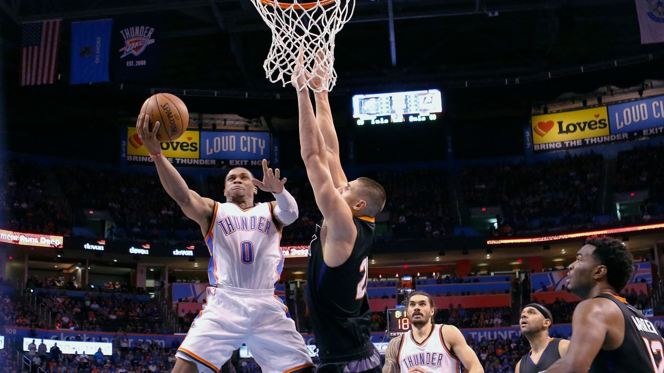 Russell Westbrook (vľavo) zakončuje na kôš v zápase proti Phoenixu.