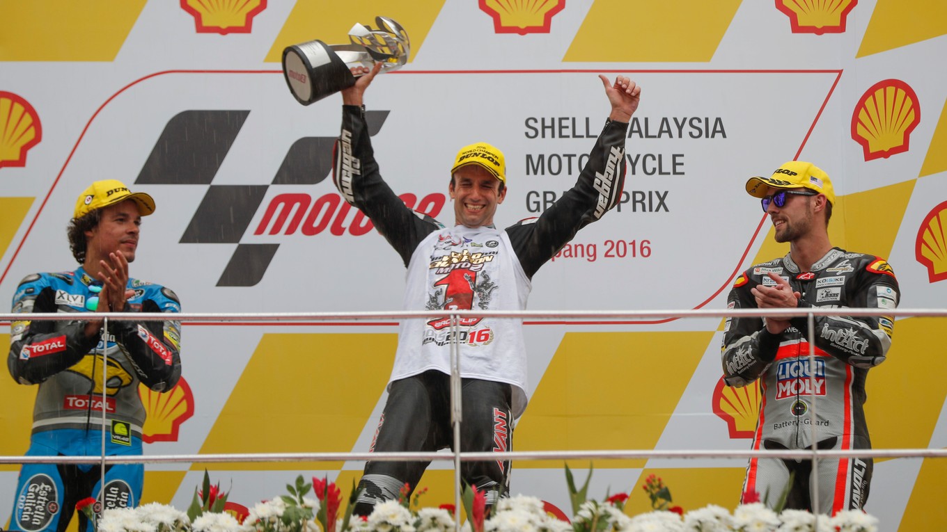 Nový šampión Johann Zarco (v strede) pózuje s víťaznou trofejou.