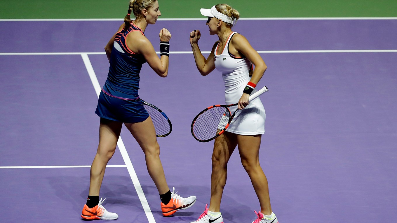 Jelena Vesninová (vľavo) a Jekaterina Makarovová vyhrali finále štvorhry v Singapure.