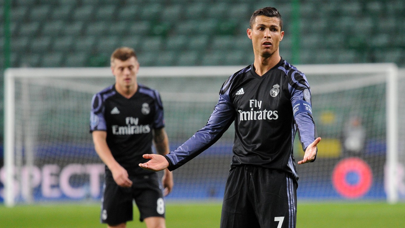 Čo sa deje? - akoby sa pýtal Cristiano Ronaldo. Legia vyrovnala, hoci prehrávala už o dva góly.