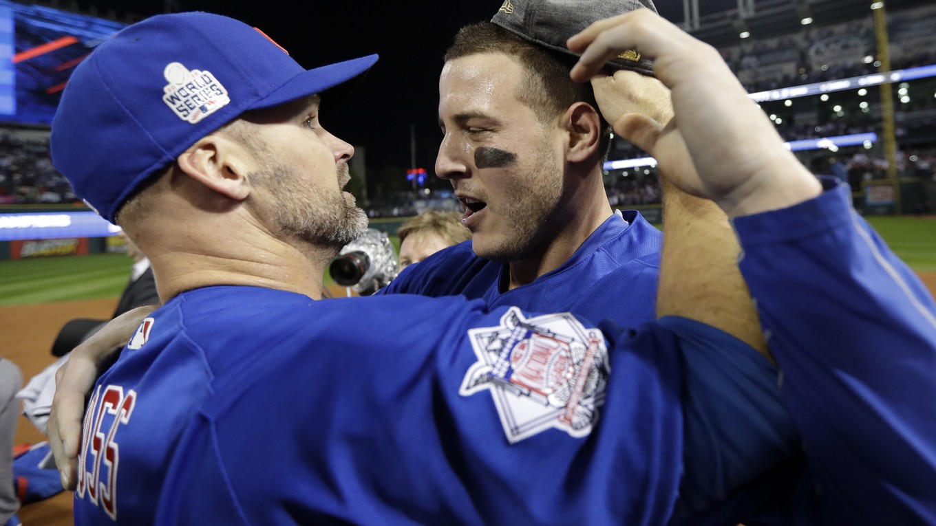 David Ross (vľavo) a Anthony Rizzo z Chicaga Cubs oslavujú triumf v MLB.