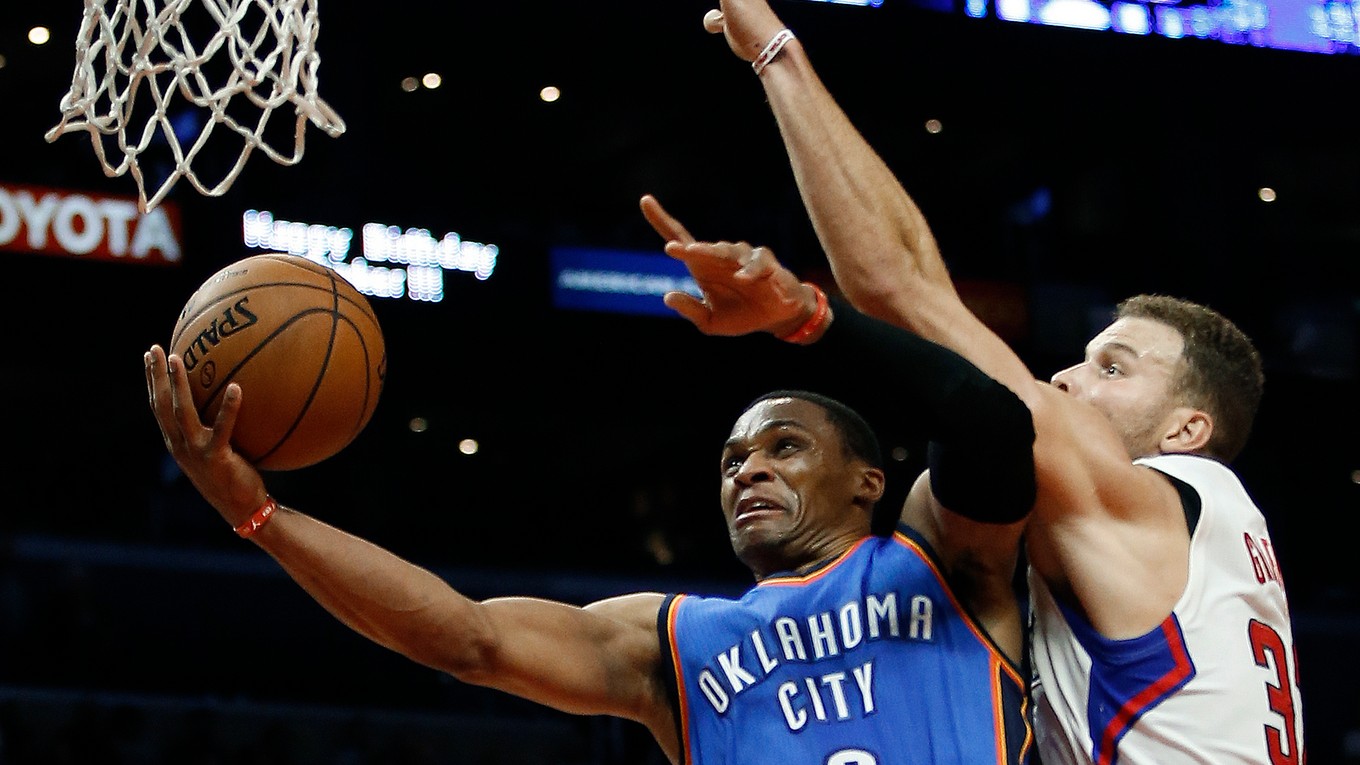 Hviezdny hráč Oklahomy Russell Westbrook (vľavo) zakončuje na kôš v zápase proti Los Angeles Clippers.