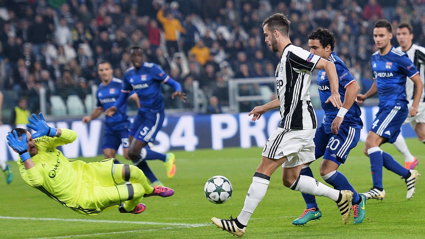 Miralem Pjanič z Juventusu (v strede) sa dostáva do šance pred bránou Lyonu.